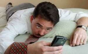 dormire_meglio_e_rendere_al_lavoro_basta_spegnere_il_cellulare_alle_21-0-0-388833